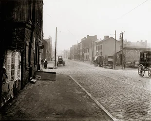 Blick nach Westen auf die Wash Street in Richtung Thirteenth Street